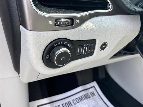 Used 2022 Jeep Cherokee Limited AWD/4WD image 9
