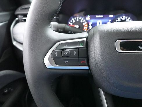 Used 2025 Jeep Compass Latitude image 9