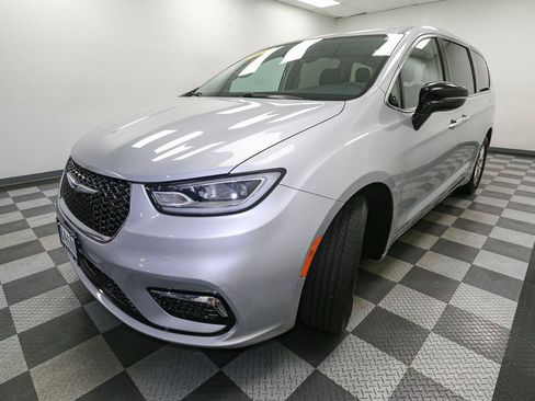 Used 2024 Chrysler Pacifica Touring-L FWD image 4