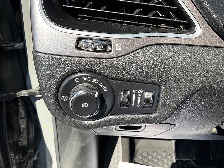 Used 2020 Jeep Cherokee Latitude Plus w/ Cold Weather Group AWD/4WD image 19