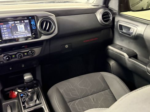 Used 2016 Toyota Tacoma TRD Off-Road w/ Towing Package image 13