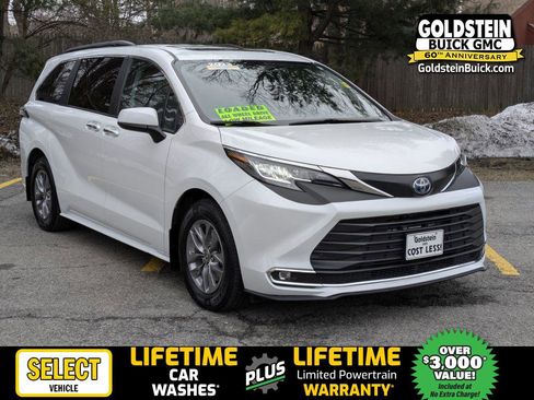 Used 2023 Toyota Sienna XLE image 1