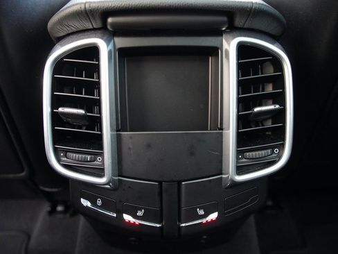 Used 2014 Porsche Cayenne S image 33