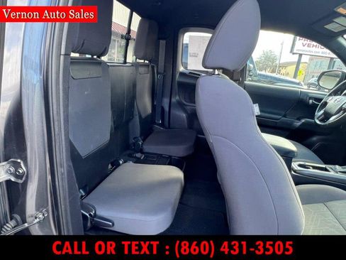 Used 2016 Toyota Tacoma TRD Sport image 11