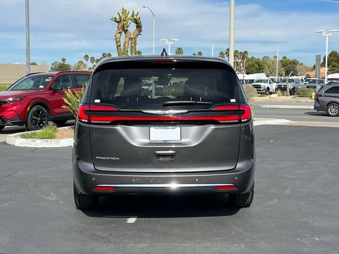 Used 2023 Chrysler Pacifica Touring-L image 3
