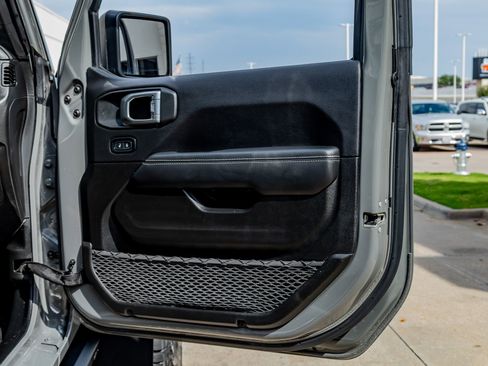 Used 2022 Jeep Wrangler Unlimited Rubicon w/ LED Lighting Group AWD/4WD image 37