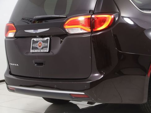 Used 2017 Chrysler Pacifica Touring-L image 42