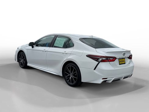 Used 2023 Toyota Camry SE image 3