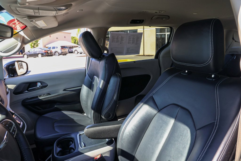 Used 2024 Chrysler Pacifica Touring-L FWD image 16