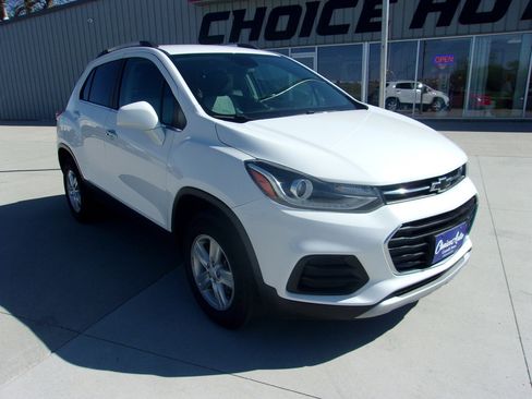 Used 2020 Chevrolet Trax LT w/ Driver Confidence Package AWD/4WD image 2