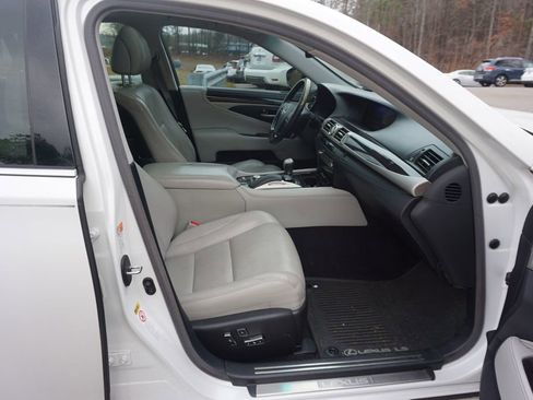 Used 2016 Lexus LS 460 w/ Comfort Package image 17