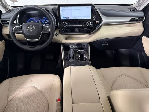 Used 2024 Toyota Highlander Limited FWD image 24