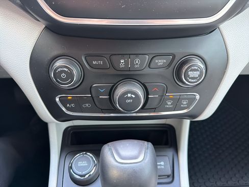 Used 2020 Jeep Cherokee Latitude Plus w/ Cold Weather Group AWD/4WD image 23