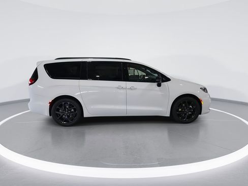 New 2026 Chrysler Pacifica Limited w/ S Appearance Package image 9