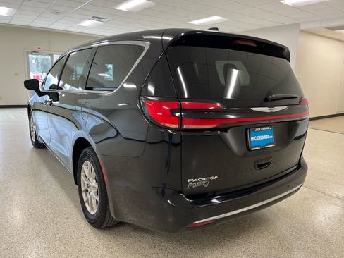 Used 2024 Chrysler Pacifica Touring-L FWD image 10