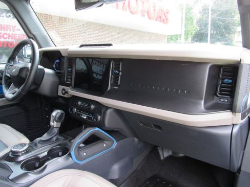 Used 2023 Ford Bronco Wildtrak AWD/4WD image 35