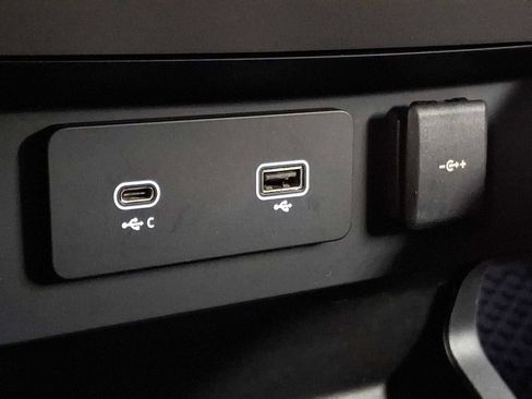 Used 2023 Land Rover Defender 130 SE image 24