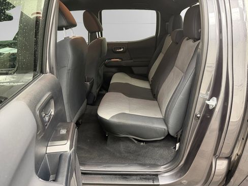 Used 2022 Toyota Tacoma TRD Sport w/ Technology Package image 13