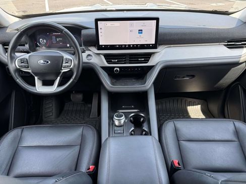 Used 2025 Ford Explorer Active RWD image 2