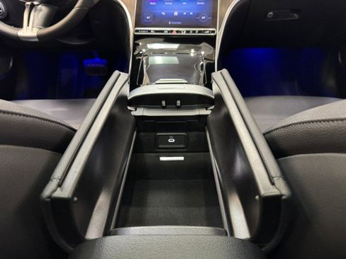 Used 2025 Mercedes-Benz C 300 4MATIC Sedan image 15