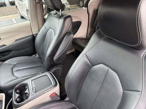 Used 2024 Chrysler Pacifica Touring-L image 14