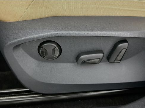 Used 2023 Volkswagen Tiguan SE image 19