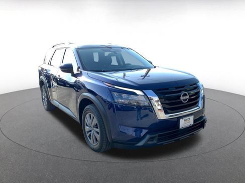 Used 2025 Nissan Pathfinder SV image 1