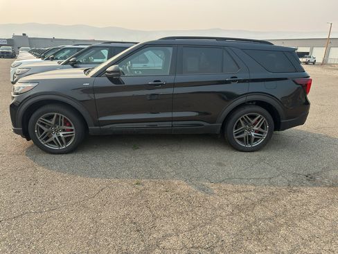 New 2026 Ford Explorer ST-Line w/ ST-Line Street Pack AWD/4WD image 2
