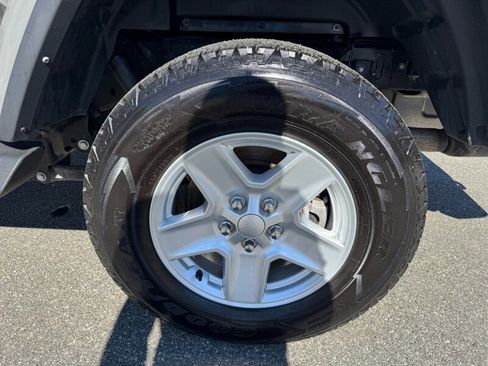 Used 2022 Jeep Gladiator Sport image 14