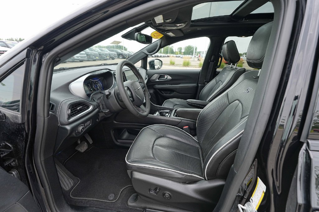Used 2025 Chrysler Pacifica Limited FWD image 17