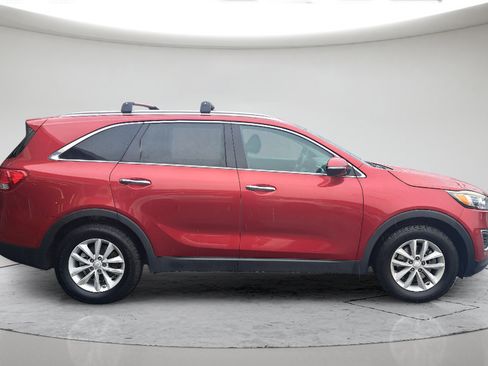Used 2018 Kia Sorento FWD image 2