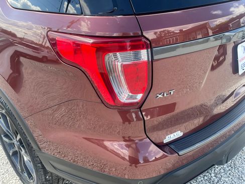 Used 2018 Ford Explorer XLT w/ Equipment Group 202A AWD/4WD image 10