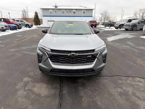 Used 2025 Chevrolet Trax RS w/ Sunroof Package image 3