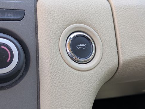 Used 2017 Ford Taurus SE FWD image 26