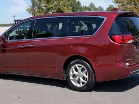 Used 2018 Chrysler Pacifica Touring Plus w/ Tire & Wheel Group FWD image 2