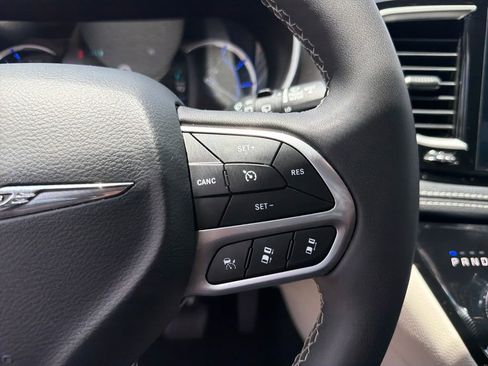 Used 2024 Chrysler Pacifica Limited FWD image 31