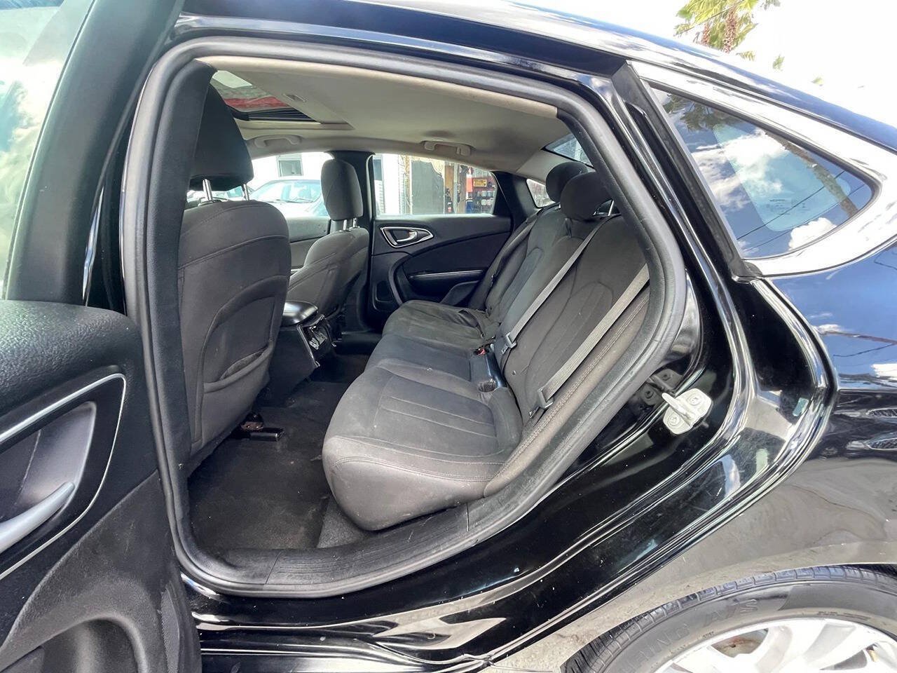 Used 2016 Chrysler 200 Limited w/ Anniversary Edition FWD image 4