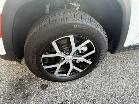 Certified 2025 Jeep Grand Cherokee Limited image 32