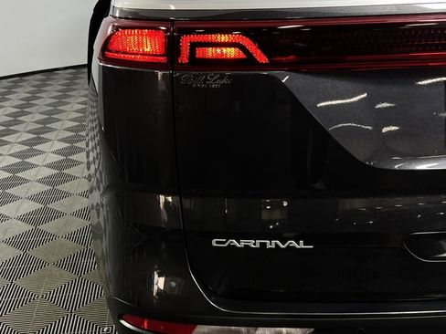 Used 2024 Kia Carnival EX image 13