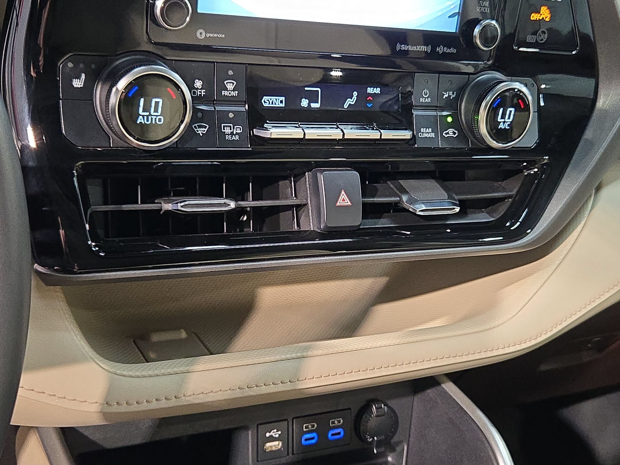 Used 2022 Toyota Highlander XLE FWD image 32
