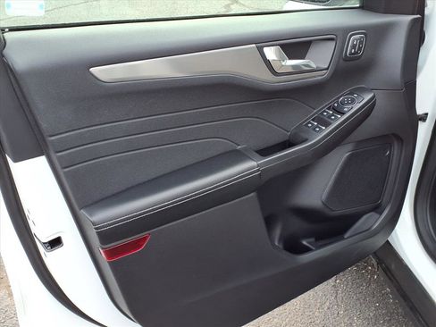 Certified 2022 Ford Escape Titanium w/ Class II Trailer Tow Package image 5