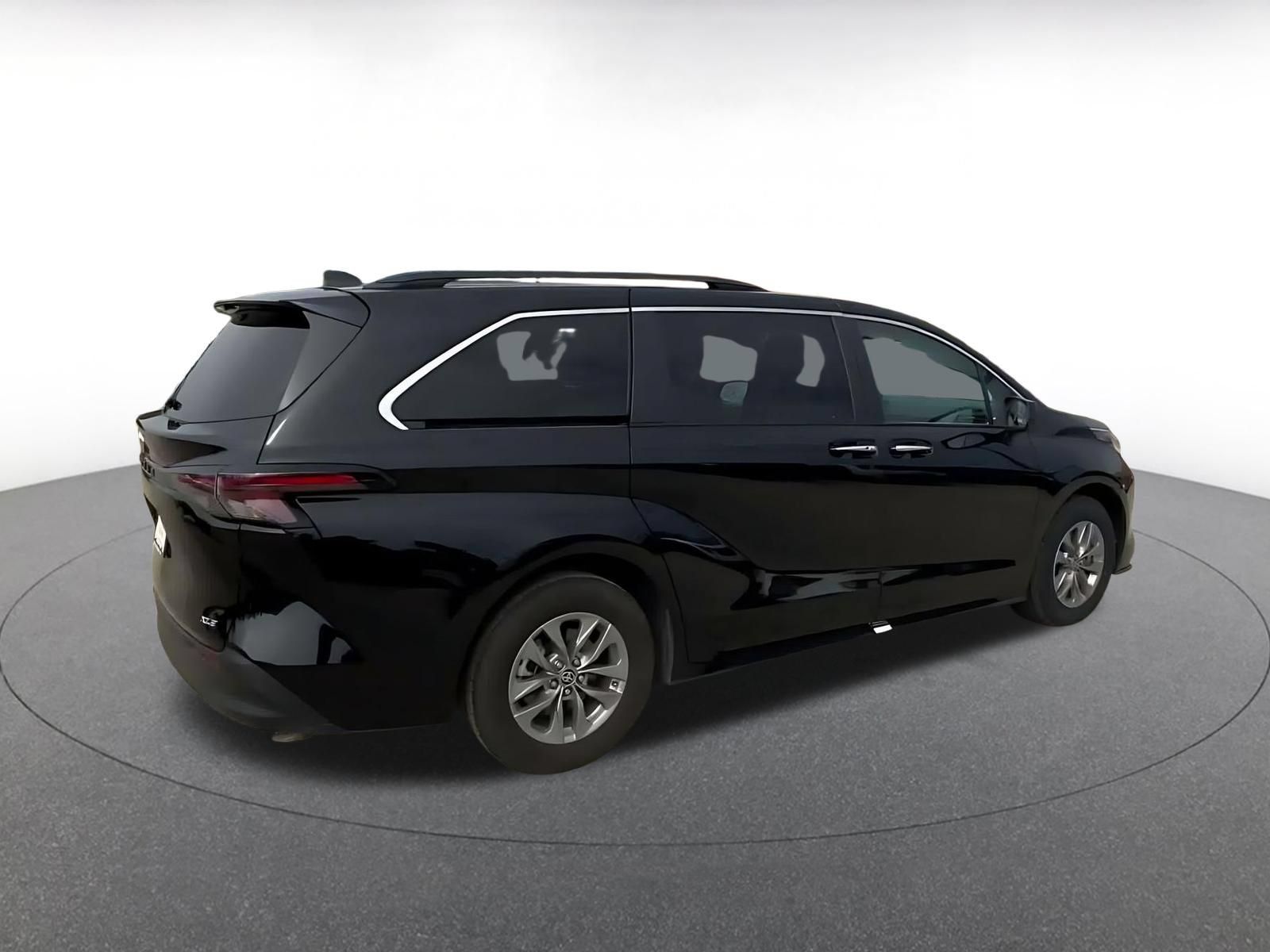 Used 2025 Toyota Sienna XLE FWD image 14