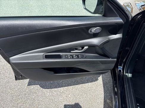 Used 2023 Hyundai Elantra SEL w/ Preferred Accessory Package FWD image 12