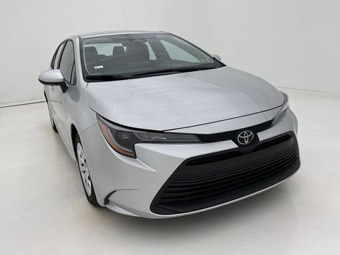 Used 2025 Toyota Corolla LE FWD image 3