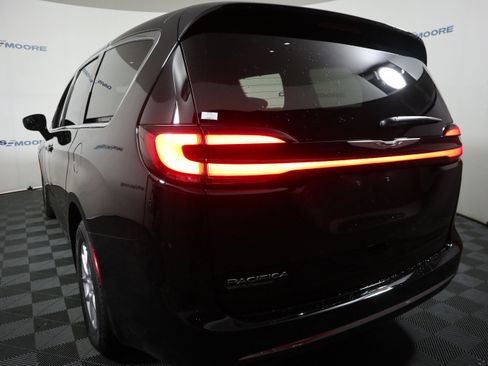 New 2026 Chrysler Pacifica Select image 9