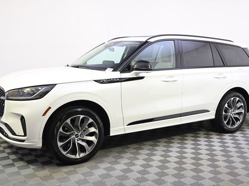 New 2026 Lincoln Aviator AWD image 2