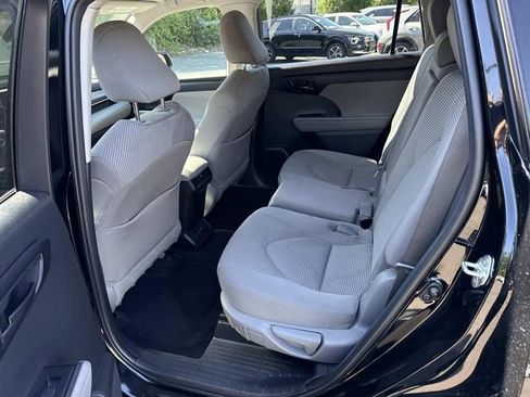 Used 2022 Toyota Highlander LE AWD/4WD image 16