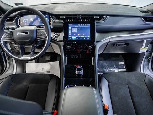 New 2025 Jeep Grand Cherokee Altitude image 18