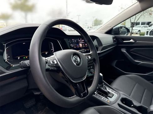 Used 2021 Volkswagen Jetta SEL image 2