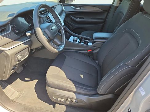 Used 2023 Jeep Grand Cherokee Laredo image 15